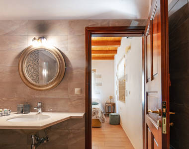 Vederi Estate Villa Melpomeni bathroom washbasin and room view