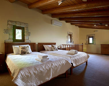 Vederi Estate Villa Alkioni attic with two decorated single beds and amenities