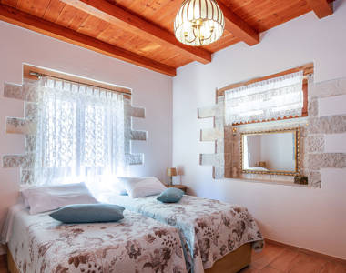 Vederi Estate Villa Melpomeni bedroom with two decorated single beds