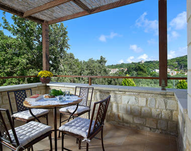 Vederi Estate Villa Alkioni balcony with a decorated round table and four chairs