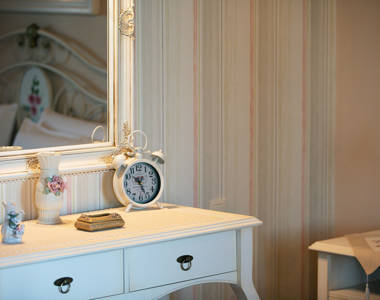 Vederi Estate Villa Melpomeni bedroom decorations and amenities