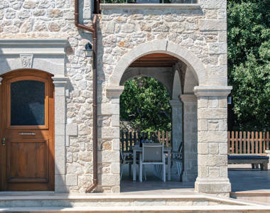 Vederi Estate Villa Melpomeni main entrance