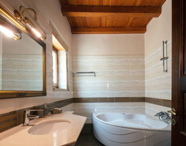 Vederi Estate Villa Melpomeni bathroom